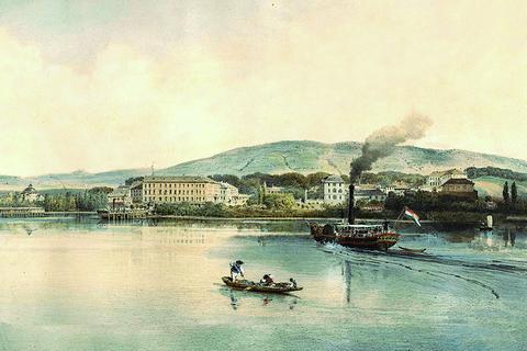 Kisfaludy sétahajó a balatonfüredi kikötő közelében